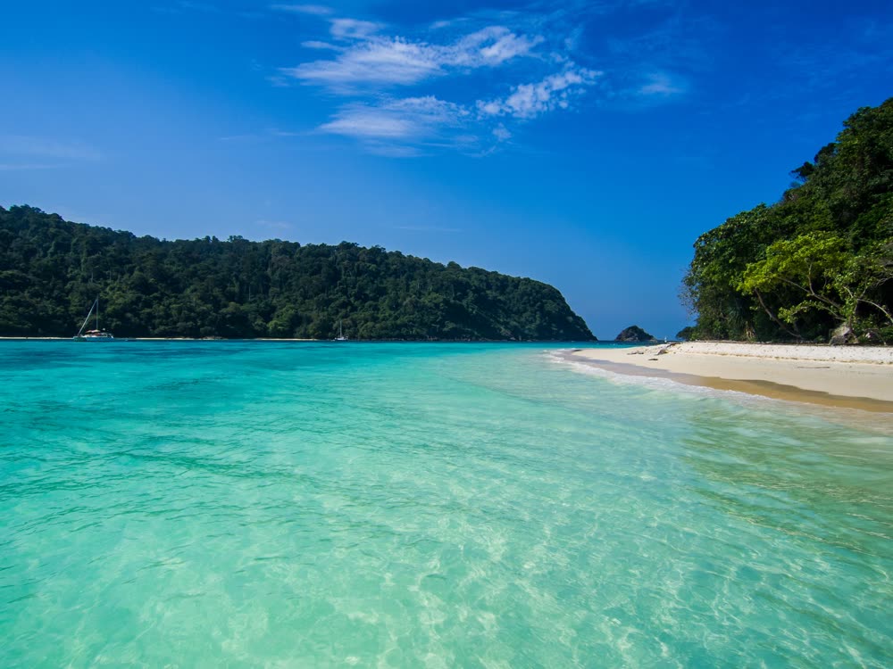 Turquoise water at Koh Rok, one of the island tours on Lanta Travels